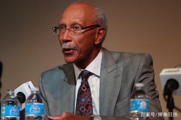 维持原判！布朗突破肘倒翟晓川后者阻挡 许利民交涉挑战也是失败